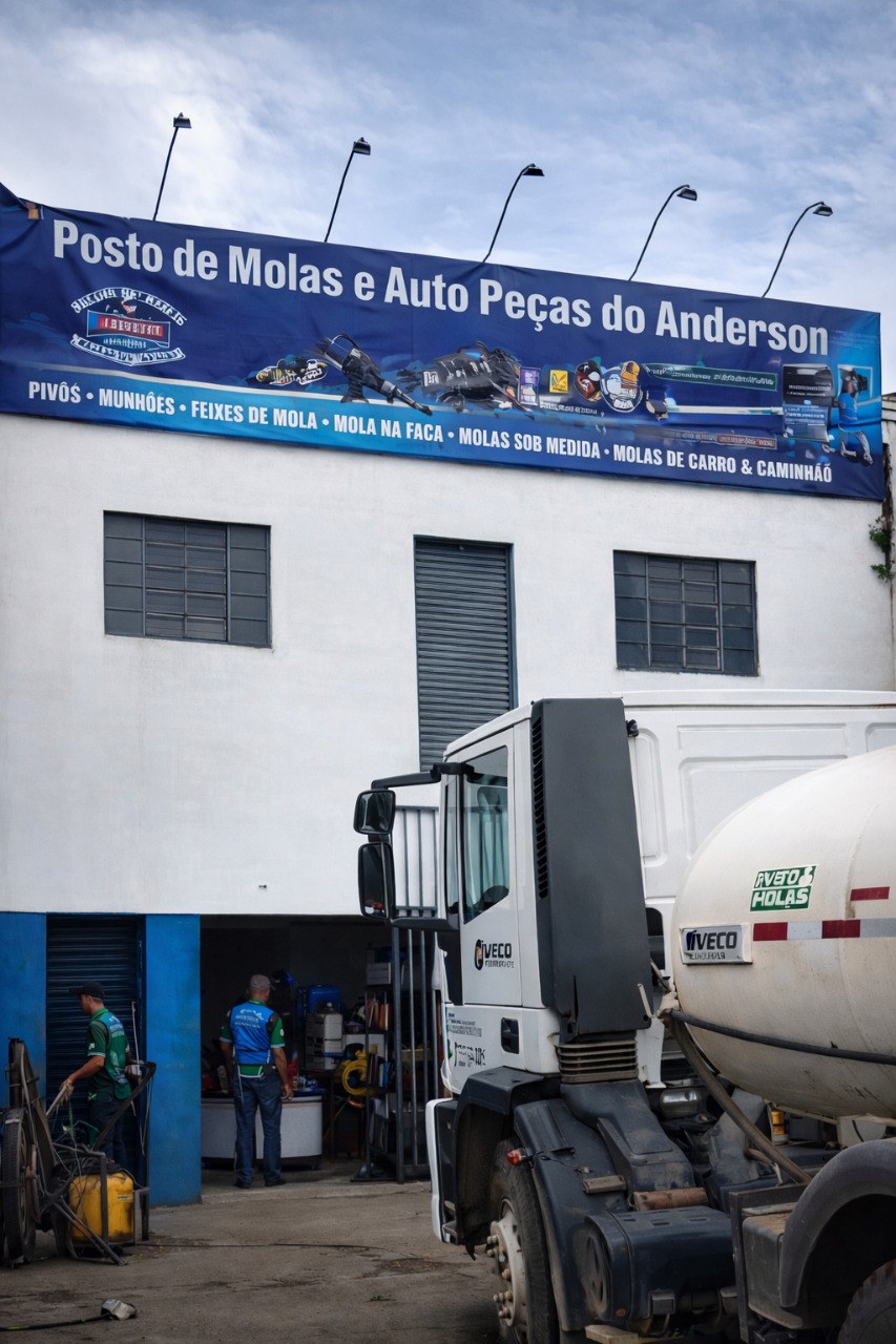 Fachada do Posto de Molas e Auto Peças do Anderson com caminhão em atendimento